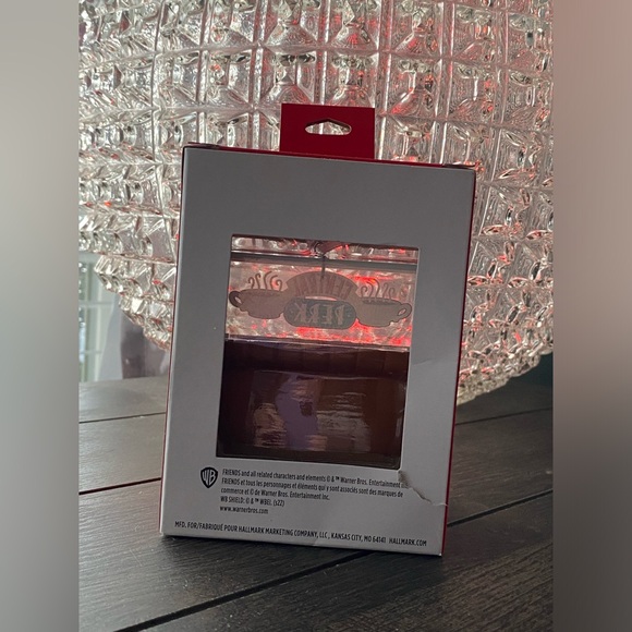 F•R•I•E•N•D•S Central Perk Cafe’ Couch Hallmark Christmas Ornament Frien… - Picture 9 of 10